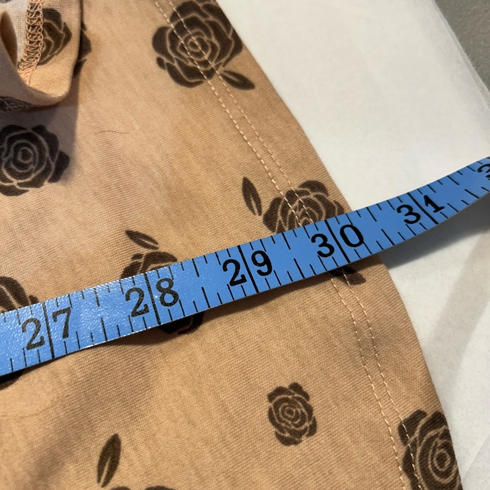 LuLaRoe 2XL V-Neck Short Sleeve T-Shirt Blouse Tan With Dark Brown Rosettes - Picture 6 of 7